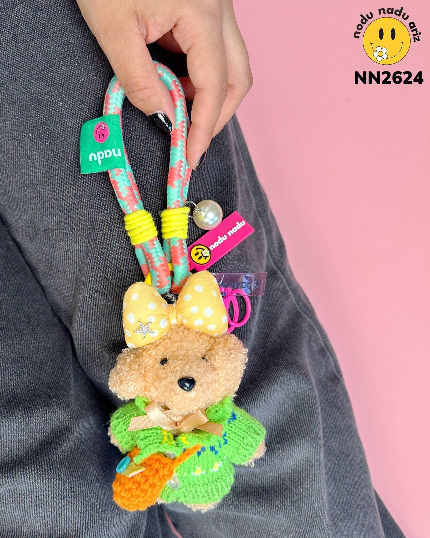 NN2624 Charms perrita sueter verde moño amarillo