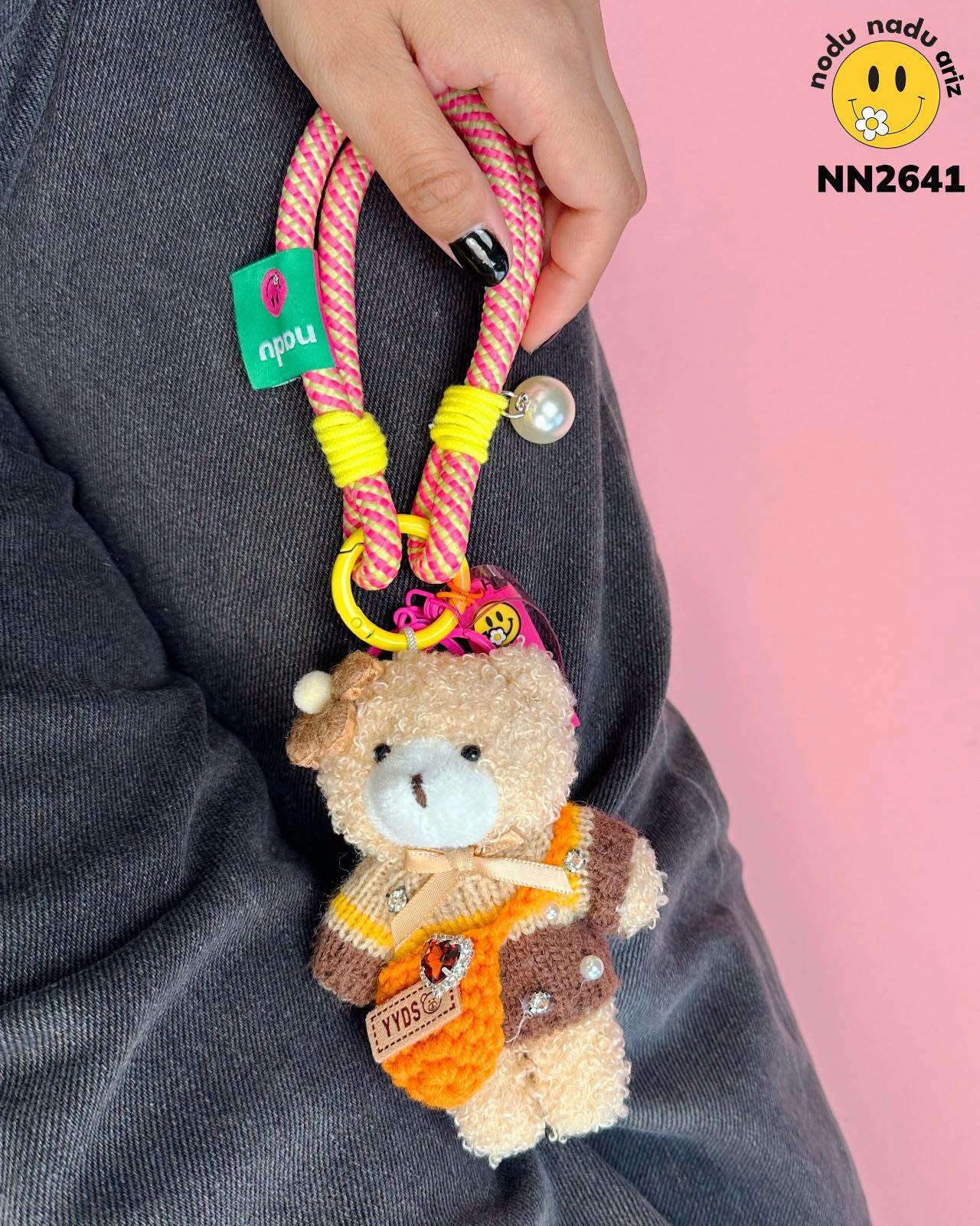 NN2641 Charms Osita con sueter cafe y bolsita naranja