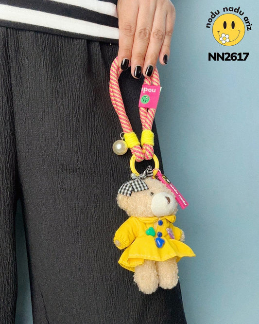 NN2617 Charms Osita con vestido amarillo y moño a cuadros