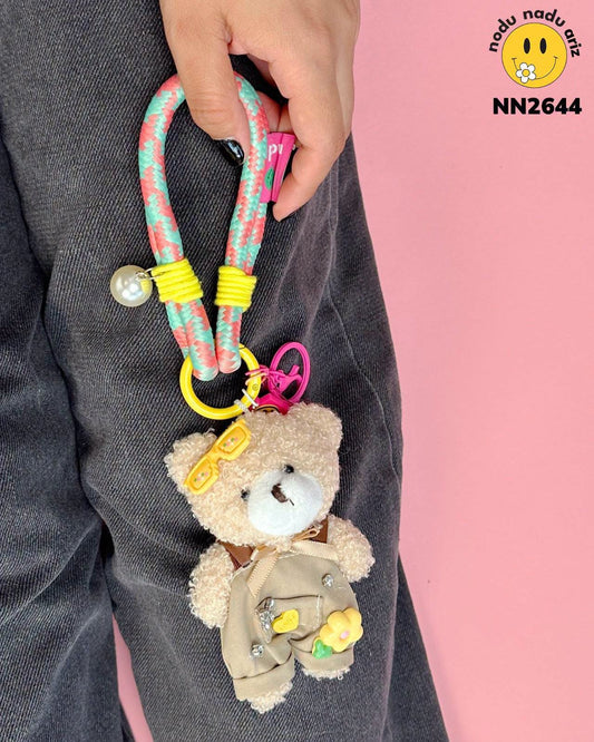 NN2644 Charms Osita con overol beige