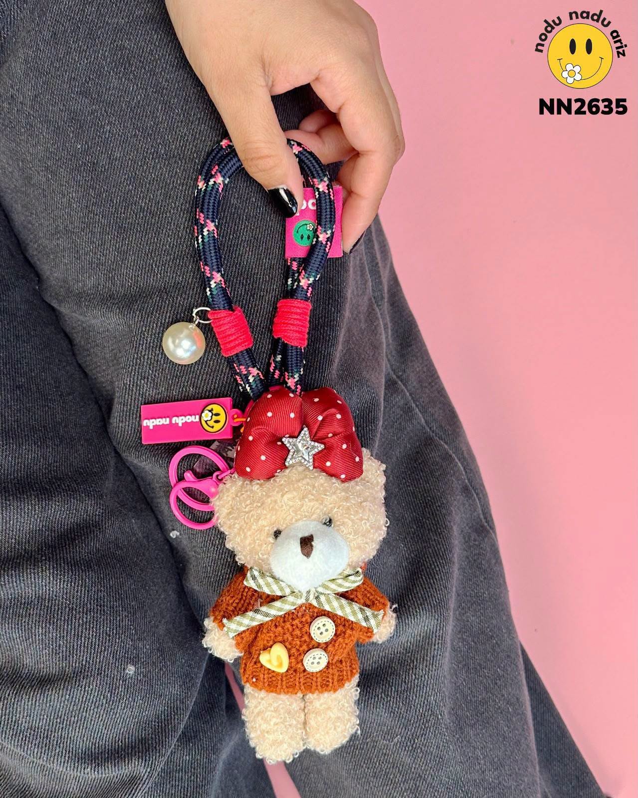 NN2635 Charms Osita con sueter cafe y moño de puntitos y estrella