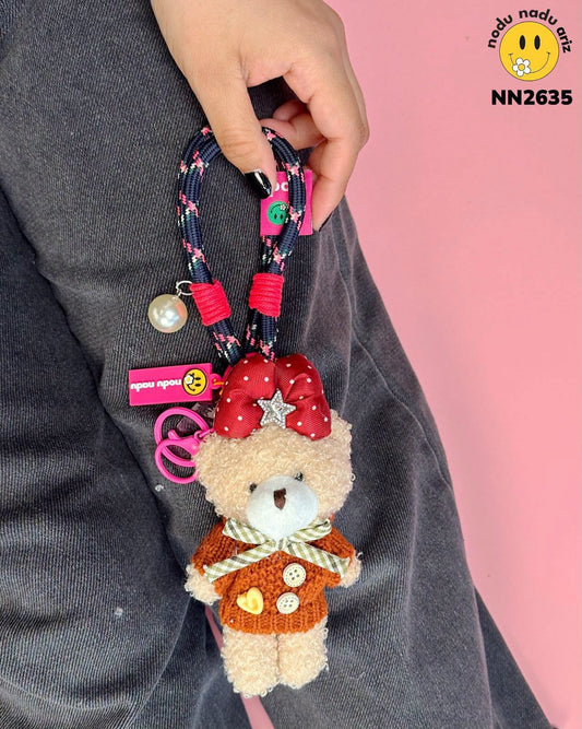 NN2635 Charms Osita con sueter cafe y moño de puntitos y estrella