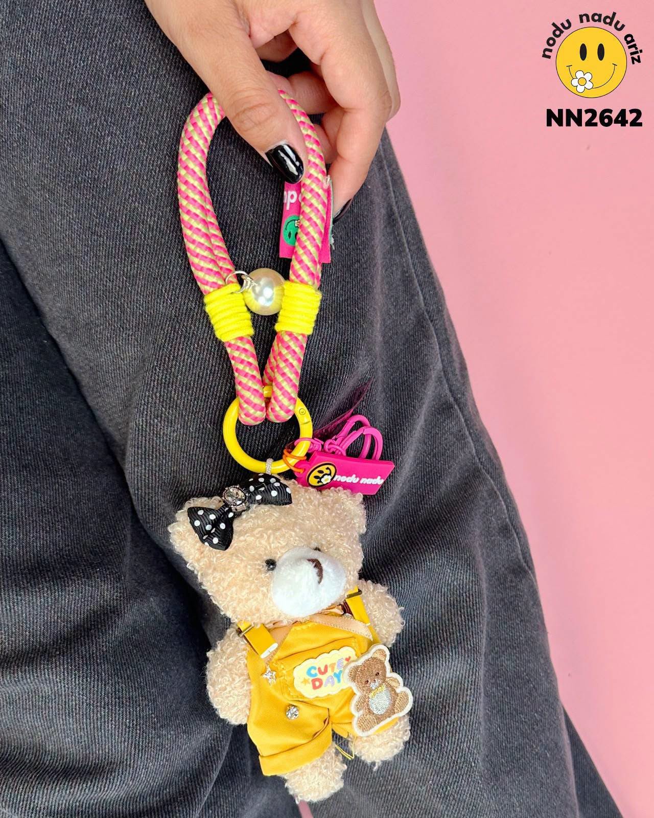 NN2642 Charms Osita con overol amarillo