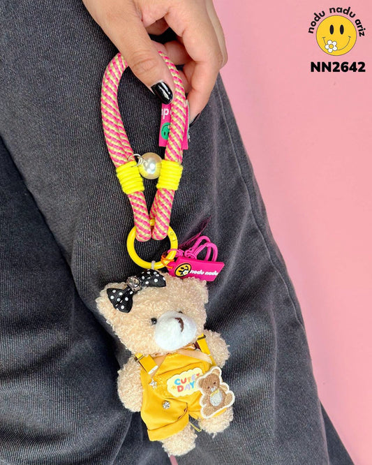NN2642 Charms Osita con overol amarillo