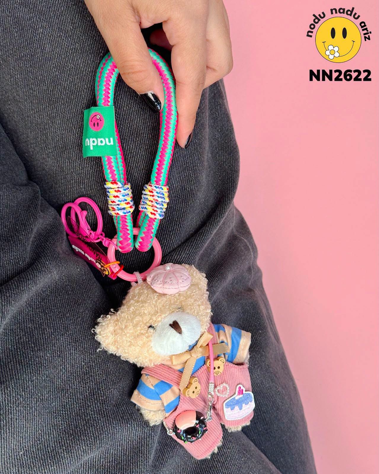 NN2622 Charms osita con overol rosa