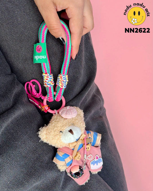 NN2622 Charms osita con overol rosa